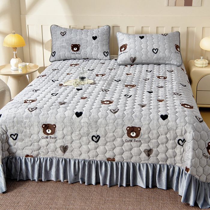 91家纺网 家纺一手货源 找家纺 情煊家纺 2025新款简约加厚A类牛奶绒夹棉印花床盖 爱心小熊