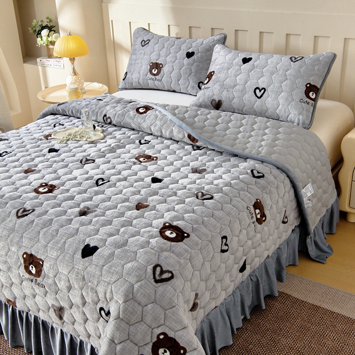91家纺网 家纺一手货源 找家纺 情煊家纺 2025新款简约加厚A类牛奶绒夹棉印花床盖 爱心小熊