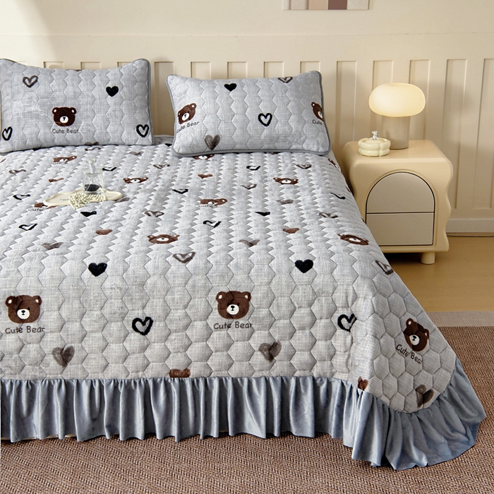 91家纺网 家纺一手货源 找家纺 情煊家纺 2025新款简约加厚A类牛奶绒夹棉印花床盖 爱心小熊