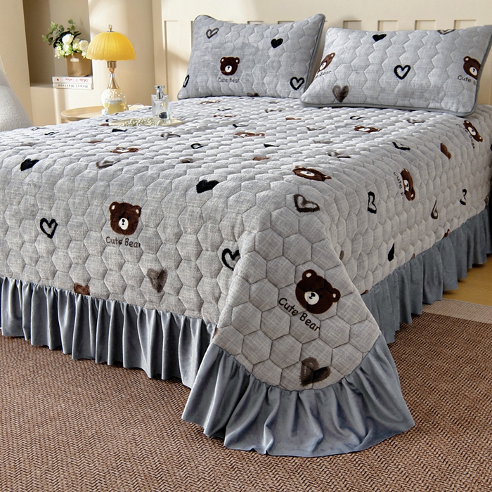 91家纺网 家纺一手货源 找家纺 情煊家纺 2025新款简约加厚A类牛奶绒夹棉印花床盖 爱心小熊