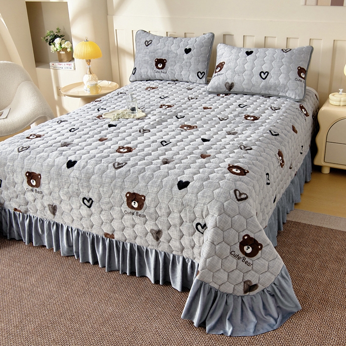 91家纺网 家纺一手货源 找家纺 情煊家纺 2025新款简约加厚A类牛奶绒夹棉印花床盖 爱心小熊