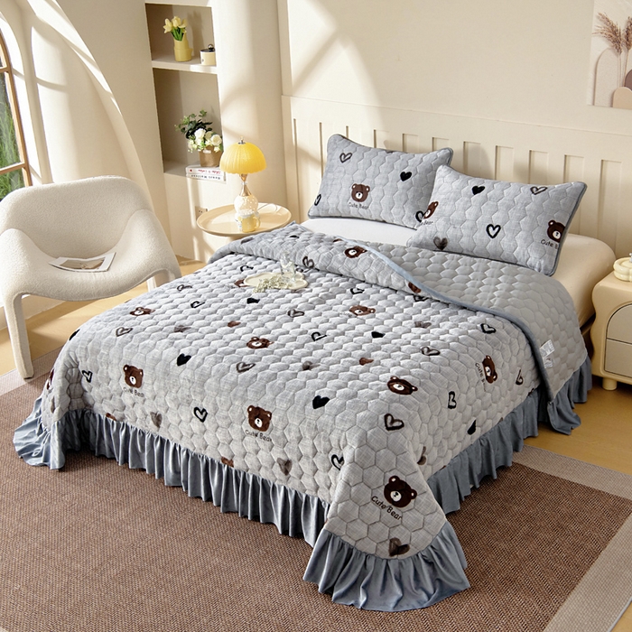91家纺网 家纺一手货源 找家纺 情煊家纺 2025新款简约加厚A类牛奶绒夹棉印花床盖 爱心小熊
