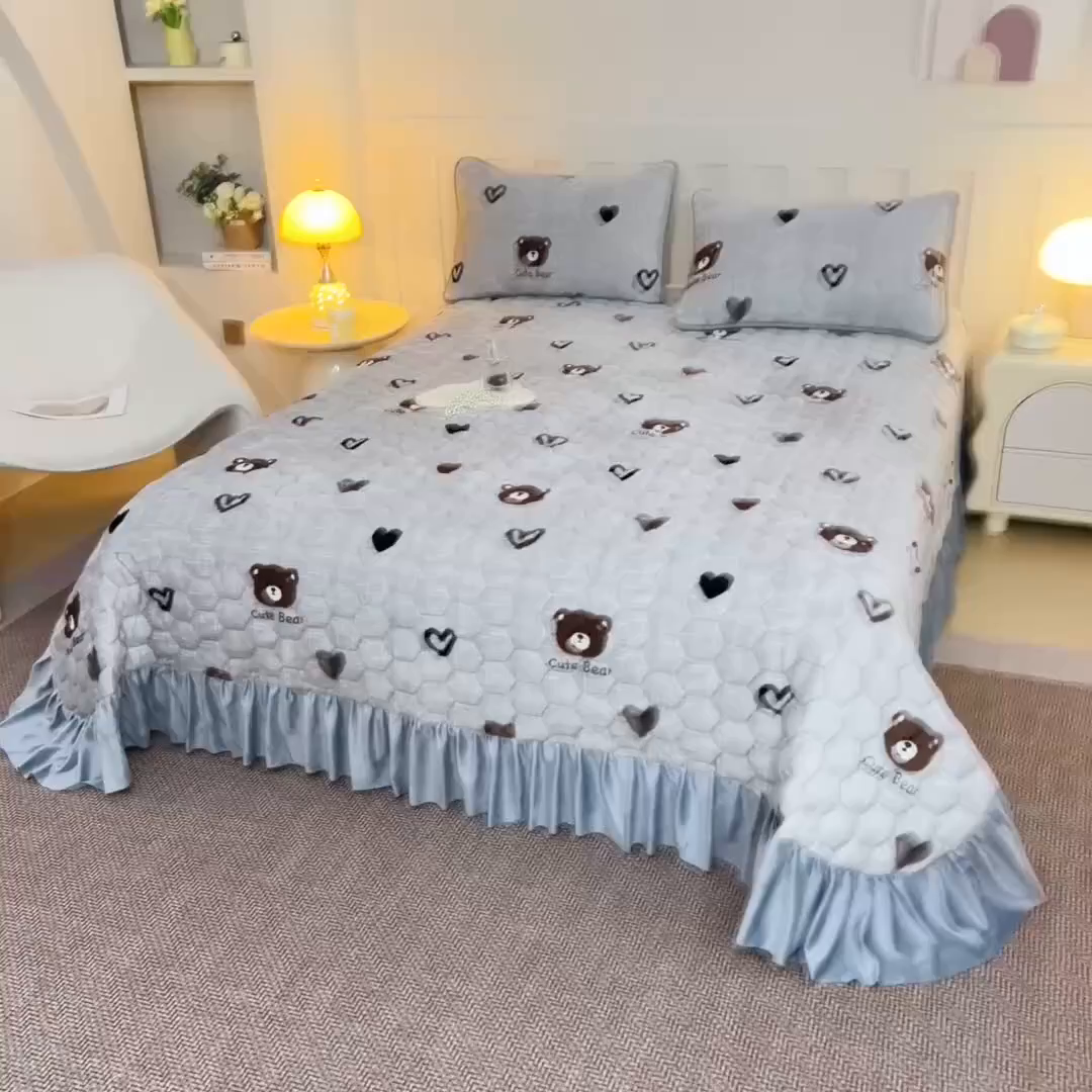 91家纺网 家纺一手货源 找家纺 情煊家纺 2025新款简约加厚A类牛奶绒夹棉印花床盖 爱心小熊