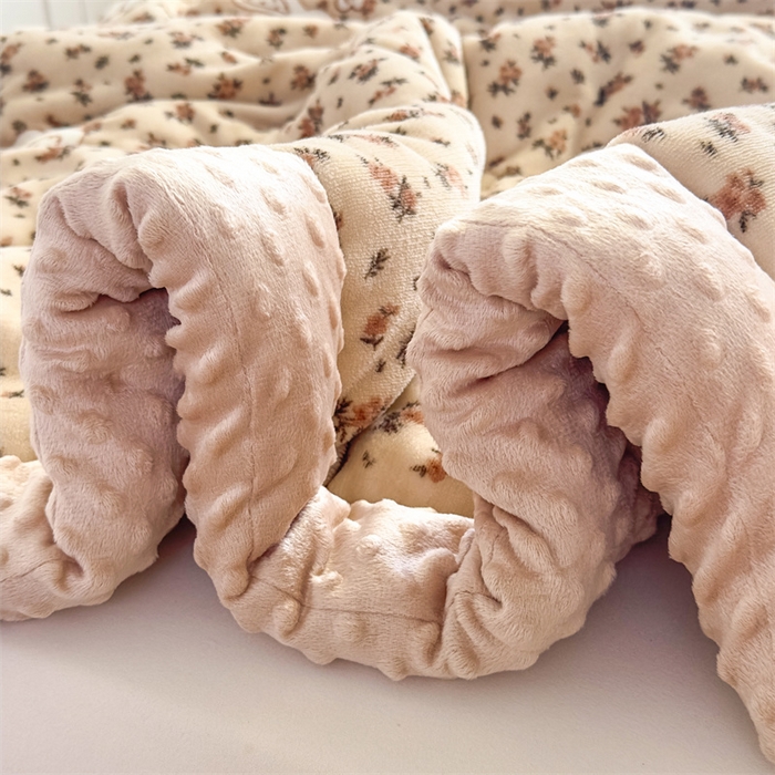 91家纺网 家纺一手货源 找家纺 （总）默忆 2025新款牛奶绒豆豆被被子被芯