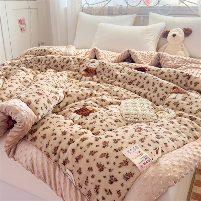 91家纺网 家纺一手货源 找家纺 （总）默忆 2025新款牛奶绒豆豆被被子被芯