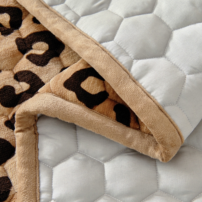 91家纺网 家纺一手货源 找家纺 情煊家纺 2025新款简约加厚A类牛奶绒夹棉印花床盖 豹纹