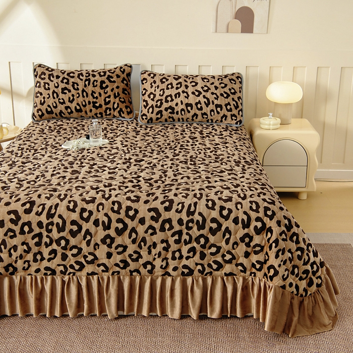 91家纺网 家纺一手货源 找家纺 情煊家纺 2025新款简约加厚A类牛奶绒夹棉印花床盖 豹纹