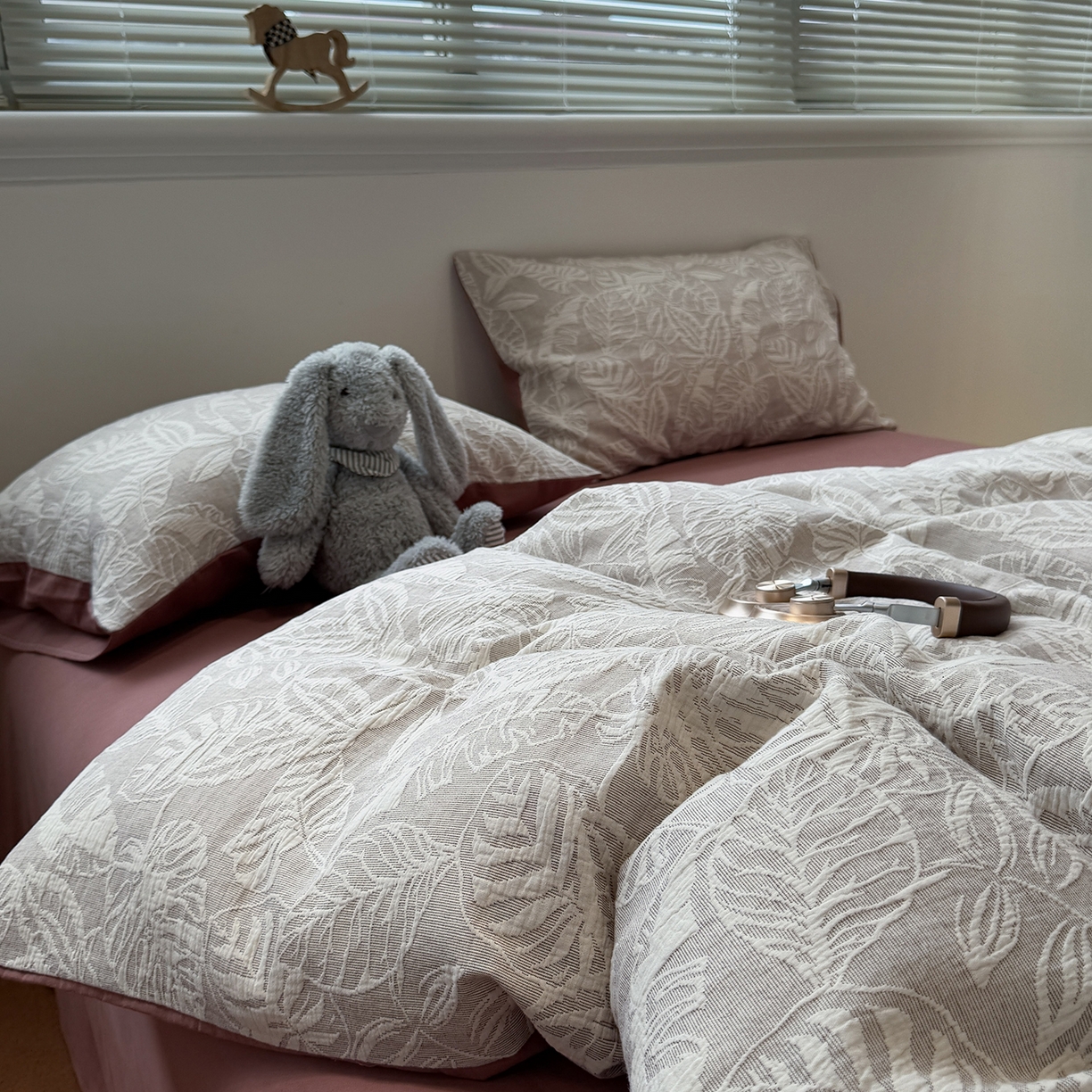 91家纺网 家纺一手货源 找家纺 慕尚家纺 2025新款全棉空气立体提花磨毛四件套 繁花似锦-豆沙