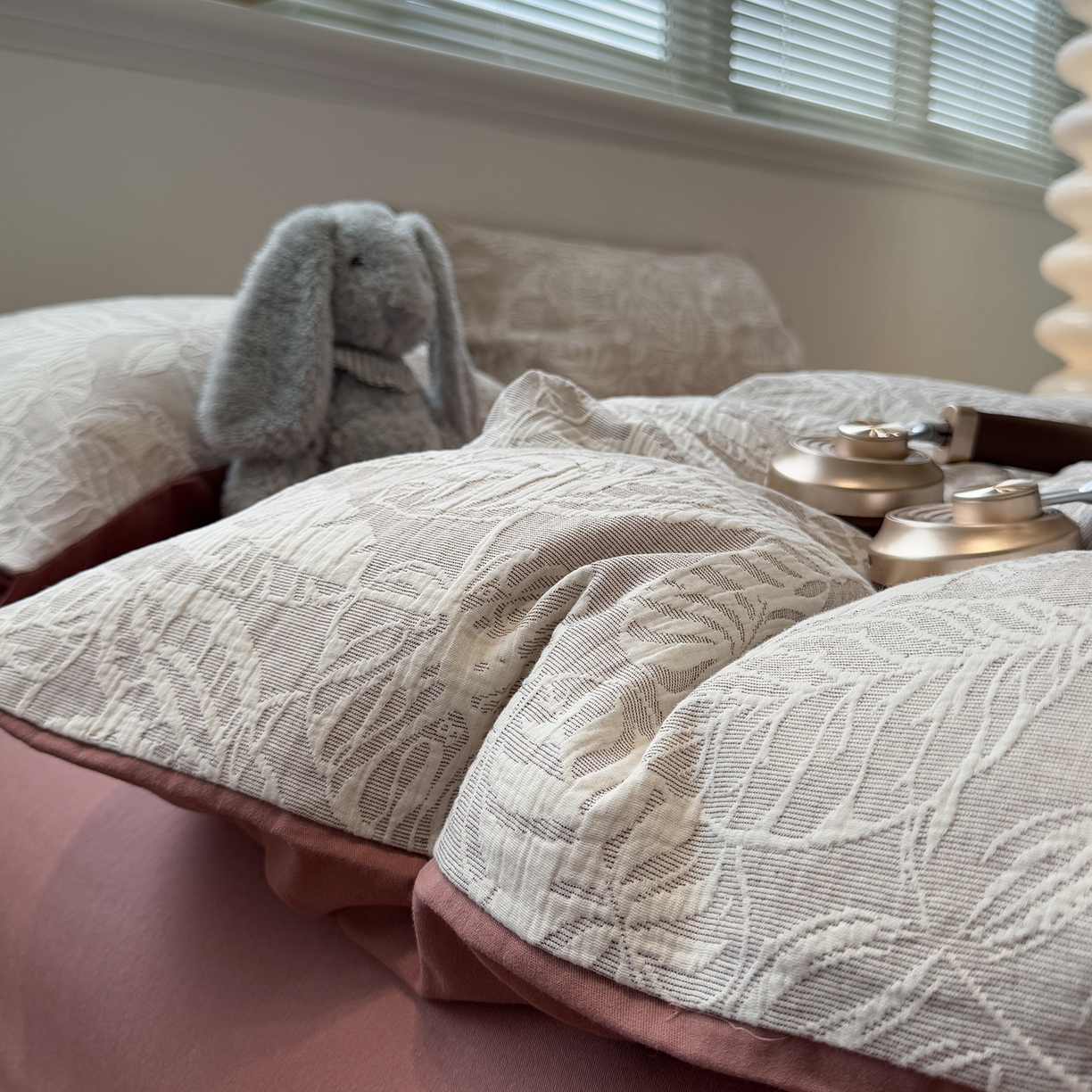 91家纺网 家纺一手货源 找家纺 慕尚家纺 2025新款全棉空气立体提花磨毛四件套 繁花似锦-豆沙