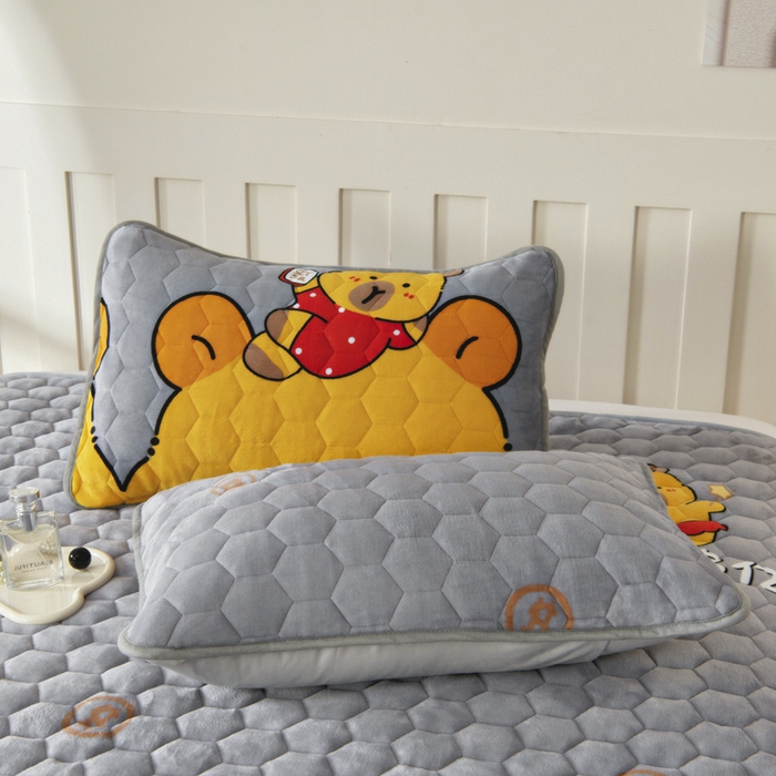 91家纺网 家纺一手货源 找家纺 情煊家纺 2025新款简约加厚A类牛奶绒夹棉印花床盖 大力熊