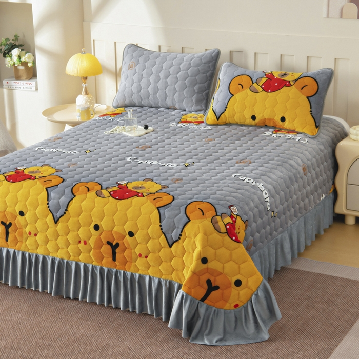 91家纺网 家纺一手货源 找家纺 情煊家纺 2025新款简约加厚A类牛奶绒夹棉印花床盖 大力熊