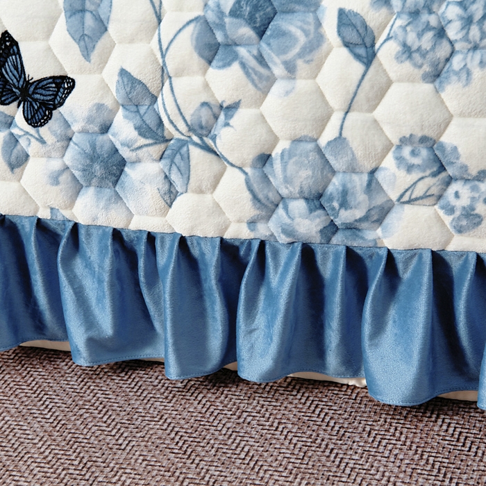 91家纺网 家纺一手货源 找家纺 情煊家纺 2025新款简约加厚A类牛奶绒夹棉印花床盖 蝶恋