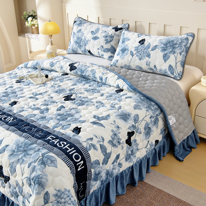 91家纺网 家纺一手货源 找家纺 情煊家纺 2025新款简约加厚A类牛奶绒夹棉印花床盖 蝶恋