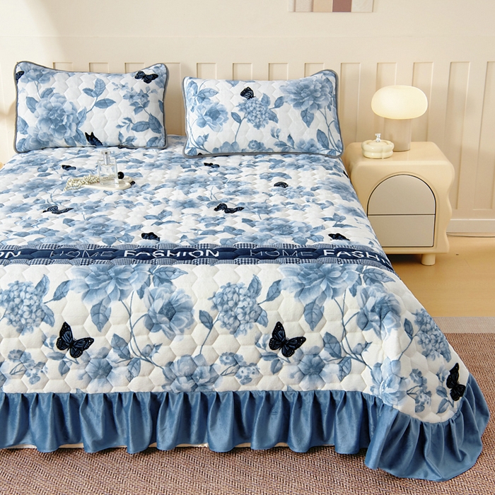 91家纺网 家纺一手货源 找家纺 情煊家纺 2025新款简约加厚A类牛奶绒夹棉印花床盖 蝶恋