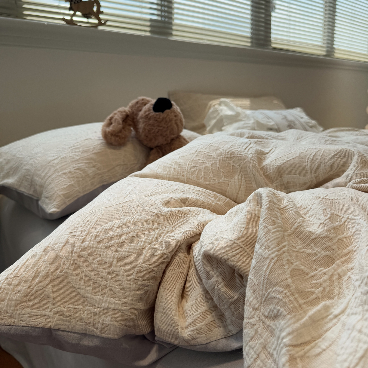 91家纺网 家纺一手货源 找家纺 慕尚家纺 2025新款全棉空气立体提花磨毛四件套 繁花似锦-浅灰