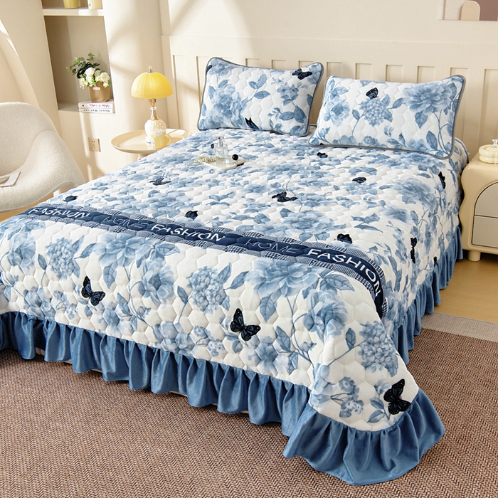 91家纺网 家纺一手货源 找家纺 情煊家纺 2025新款简约加厚A类牛奶绒夹棉印花床盖 蝶恋