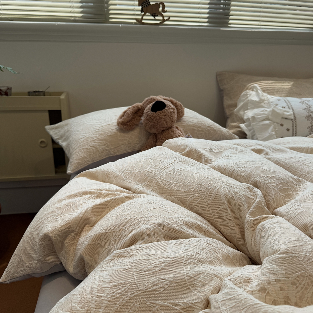 91家纺网 家纺一手货源 找家纺 慕尚家纺 2025新款全棉空气立体提花磨毛四件套 繁花似锦-浅灰