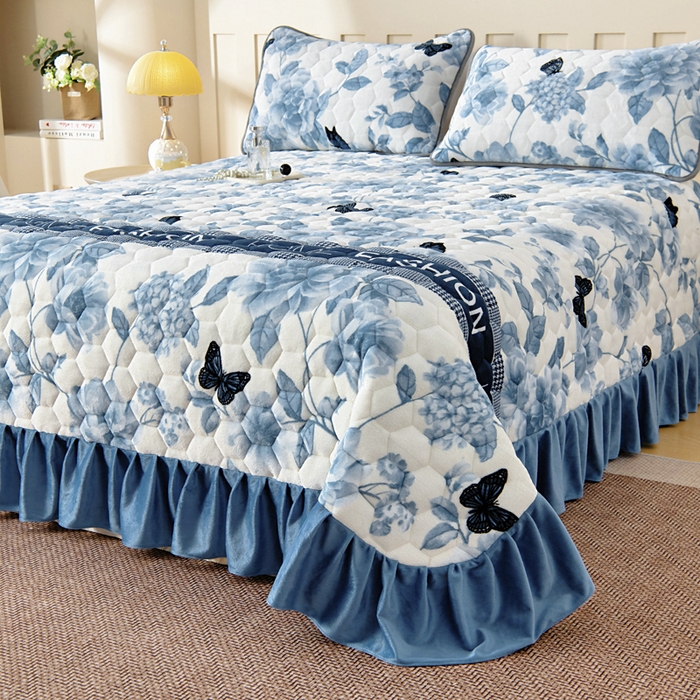 91家纺网 家纺一手货源 找家纺 情煊家纺 2025新款简约加厚A类牛奶绒夹棉印花床盖 蝶恋