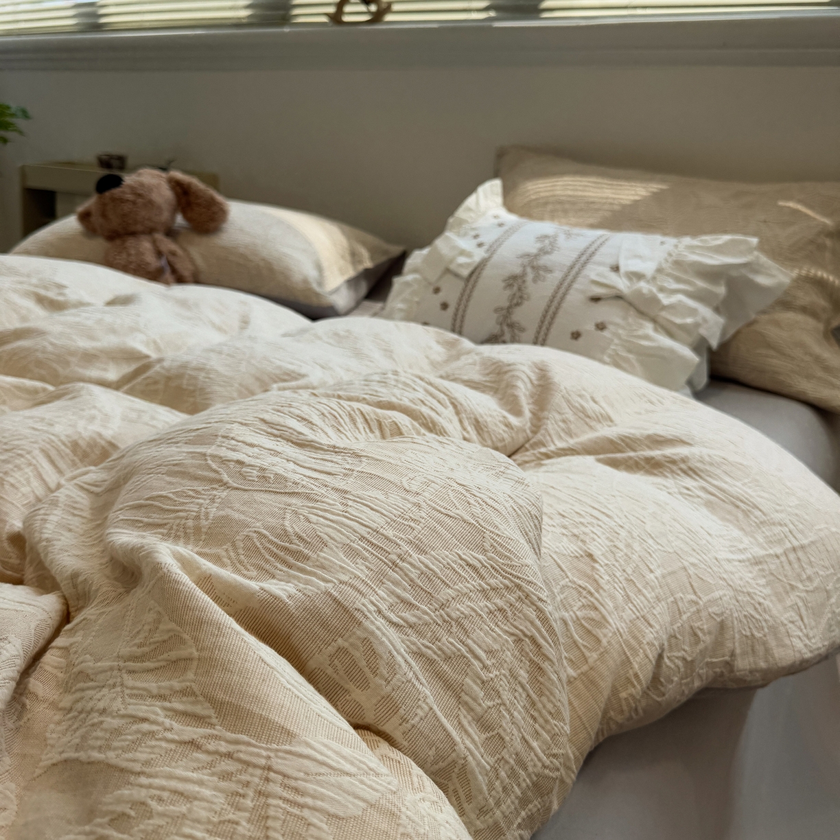 91家纺网 家纺一手货源 找家纺 慕尚家纺 2025新款全棉空气立体提花磨毛四件套 繁花似锦-浅灰