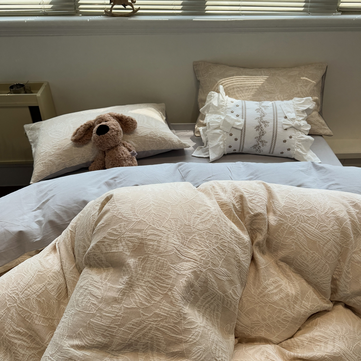 91家纺网 家纺一手货源 找家纺 慕尚家纺 2025新款全棉空气立体提花磨毛四件套 繁花似锦-浅灰