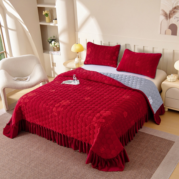 91家纺网 家纺一手货源 找家纺 情煊家纺 2025新款简约加厚A类牛奶绒夹棉印花床盖 红玫瑰
