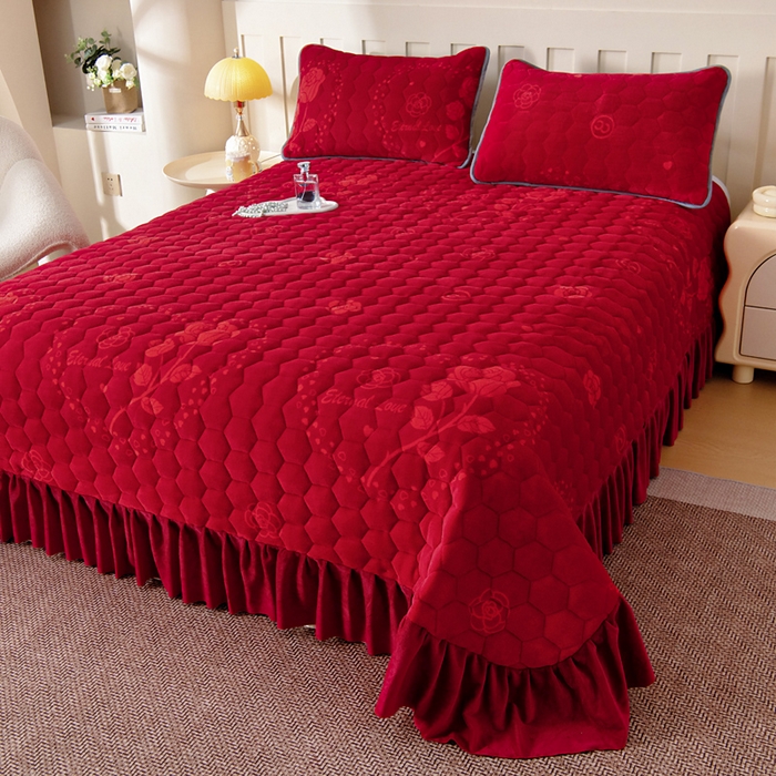 91家纺网 家纺一手货源 找家纺 情煊家纺 2025新款简约加厚A类牛奶绒夹棉印花床盖 红玫瑰