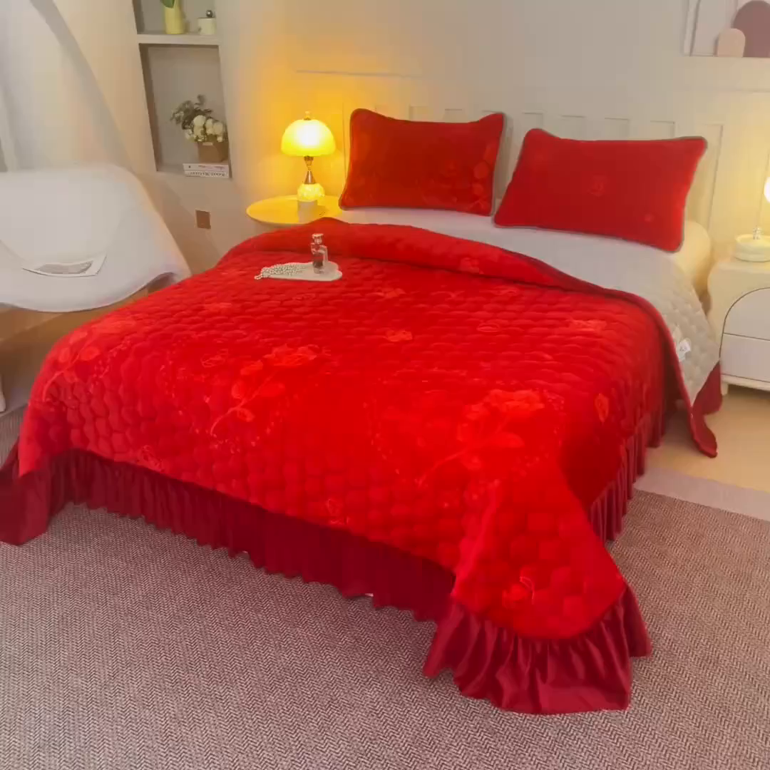 91家纺网 家纺一手货源 找家纺 情煊家纺 2025新款简约加厚A类牛奶绒夹棉印花床盖 红玫瑰