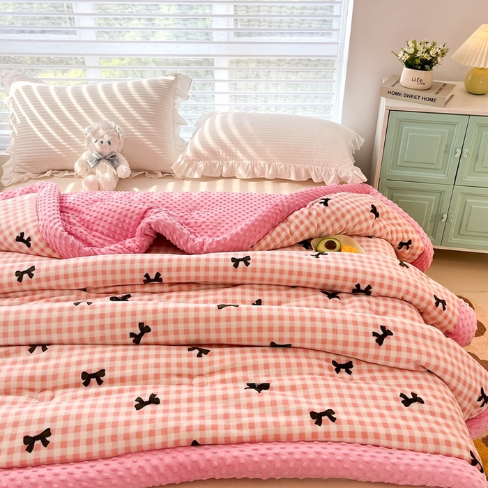 91家纺网 家纺一手货源 找家纺 默忆 2025新款牛奶绒豆豆被被子被芯 格子蝴蝶结