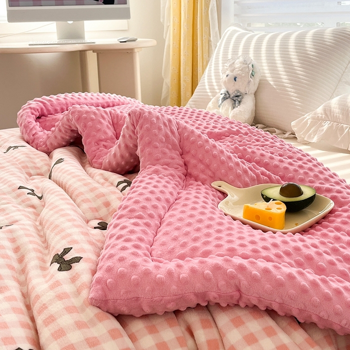 91家纺网 家纺一手货源 找家纺 默忆 2025新款牛奶绒豆豆被被子被芯 格子蝴蝶结