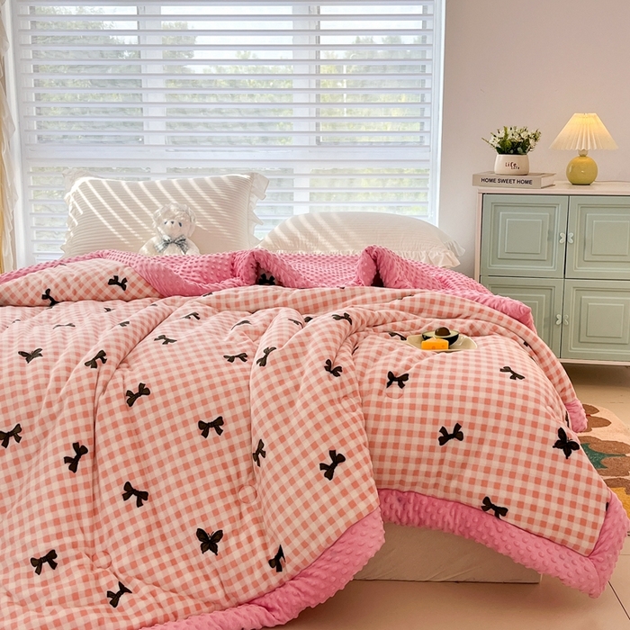 91家纺网 家纺一手货源 找家纺 默忆 2025新款牛奶绒豆豆被被子被芯 格子蝴蝶结