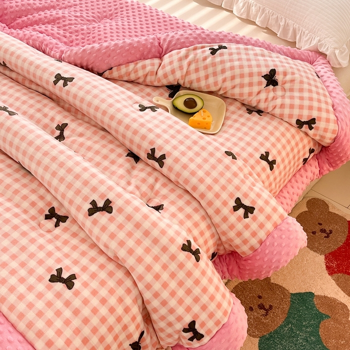 91家纺网 家纺一手货源 找家纺 默忆 2025新款牛奶绒豆豆被被子被芯 格子蝴蝶结