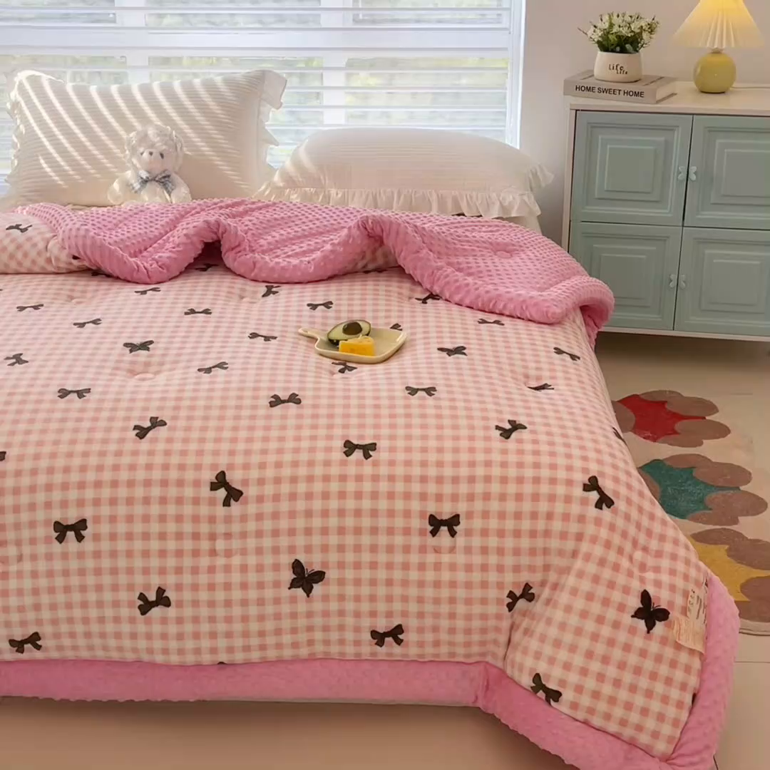 91家纺网 家纺一手货源 找家纺 默忆 2025新款牛奶绒豆豆被被子被芯 格子蝴蝶结