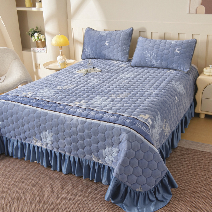 91家纺网 家纺一手货源 找家纺 情煊家纺 2025新款简约加厚A类牛奶绒夹棉印花床盖 林深见鹿