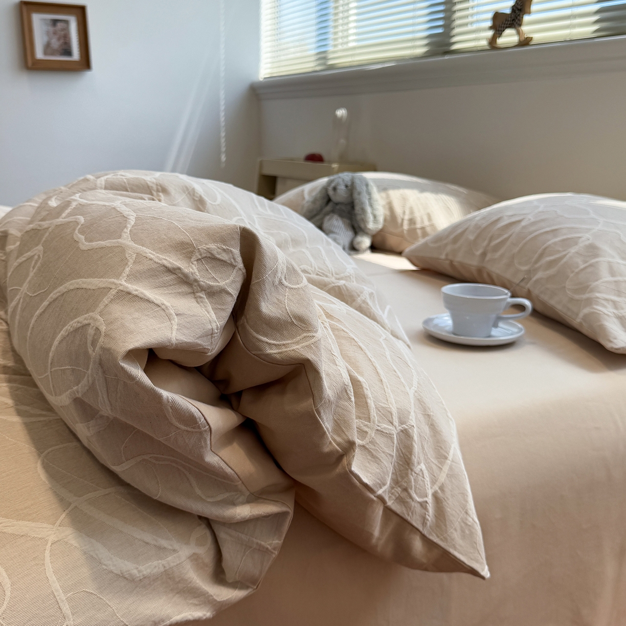 91家纺网 家纺一手货源 找家纺 慕尚家纺 2025新款全棉空气立体提花磨毛四件套 贯穿-卡其