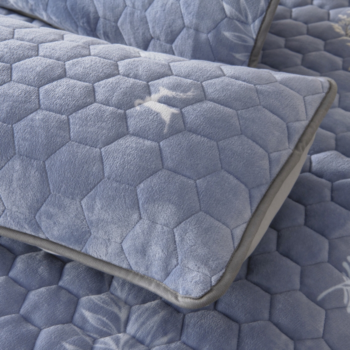 91家纺网 家纺一手货源 找家纺 情煊家纺 2025新款简约加厚A类牛奶绒夹棉印花床盖 林深见鹿