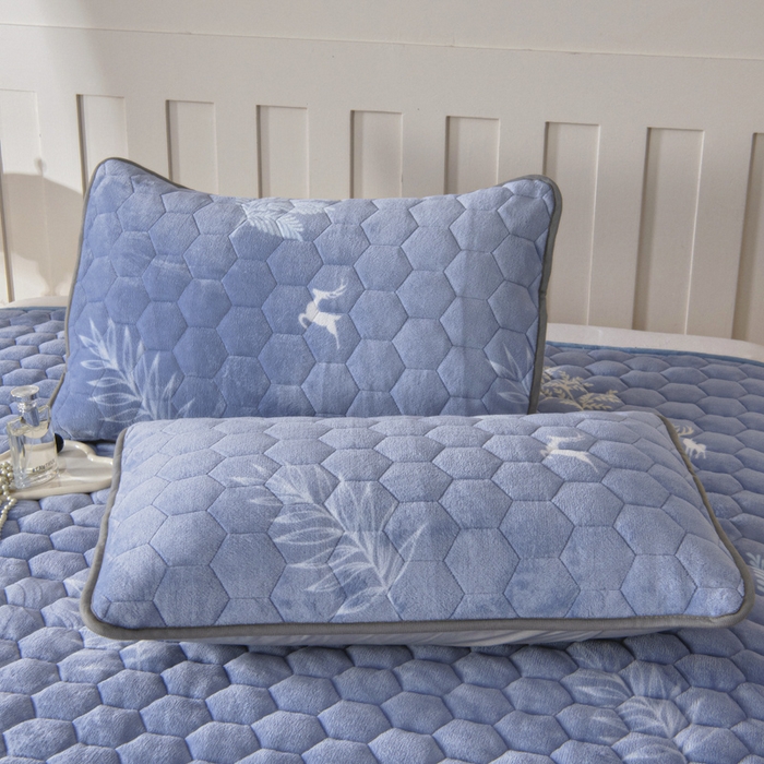 91家纺网 家纺一手货源 找家纺 情煊家纺 2025新款简约加厚A类牛奶绒夹棉印花床盖 林深见鹿