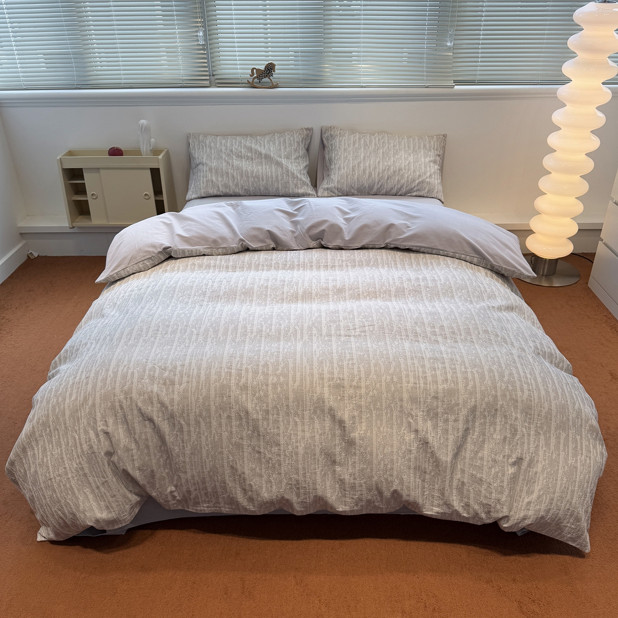 91家纺网 家纺一手货源 找家纺 慕尚家纺 2025新款全棉空气立体提花磨毛四件套 律动-浅灰