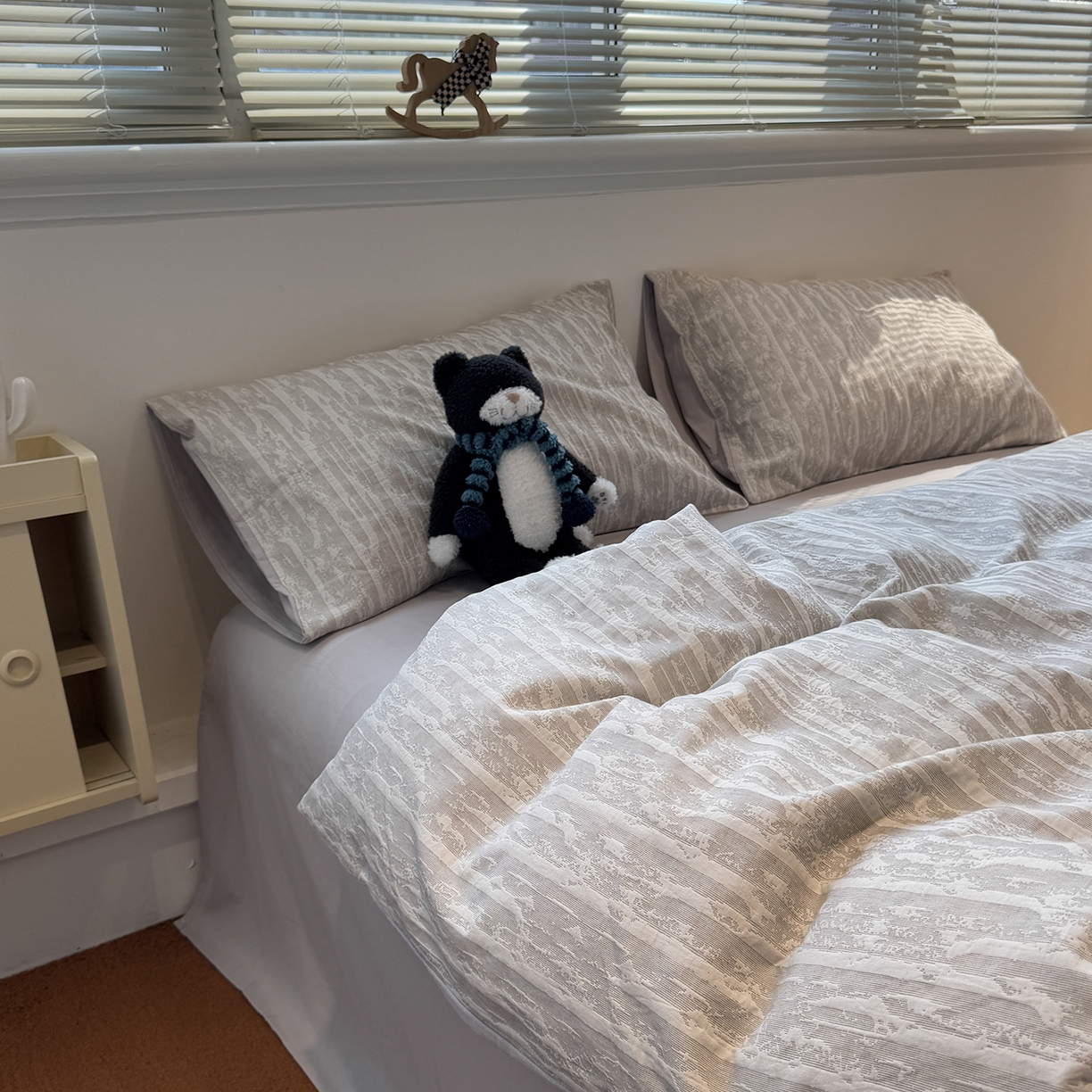 91家纺网 家纺一手货源 找家纺 慕尚家纺 2025新款全棉空气立体提花磨毛四件套 律动-浅灰