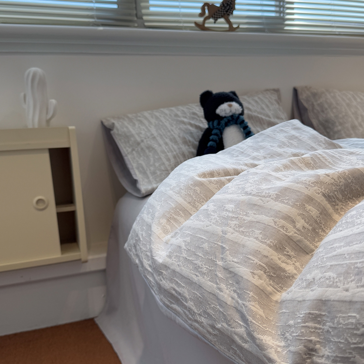 91家纺网 家纺一手货源 找家纺 慕尚家纺 2025新款全棉空气立体提花磨毛四件套 律动-浅灰