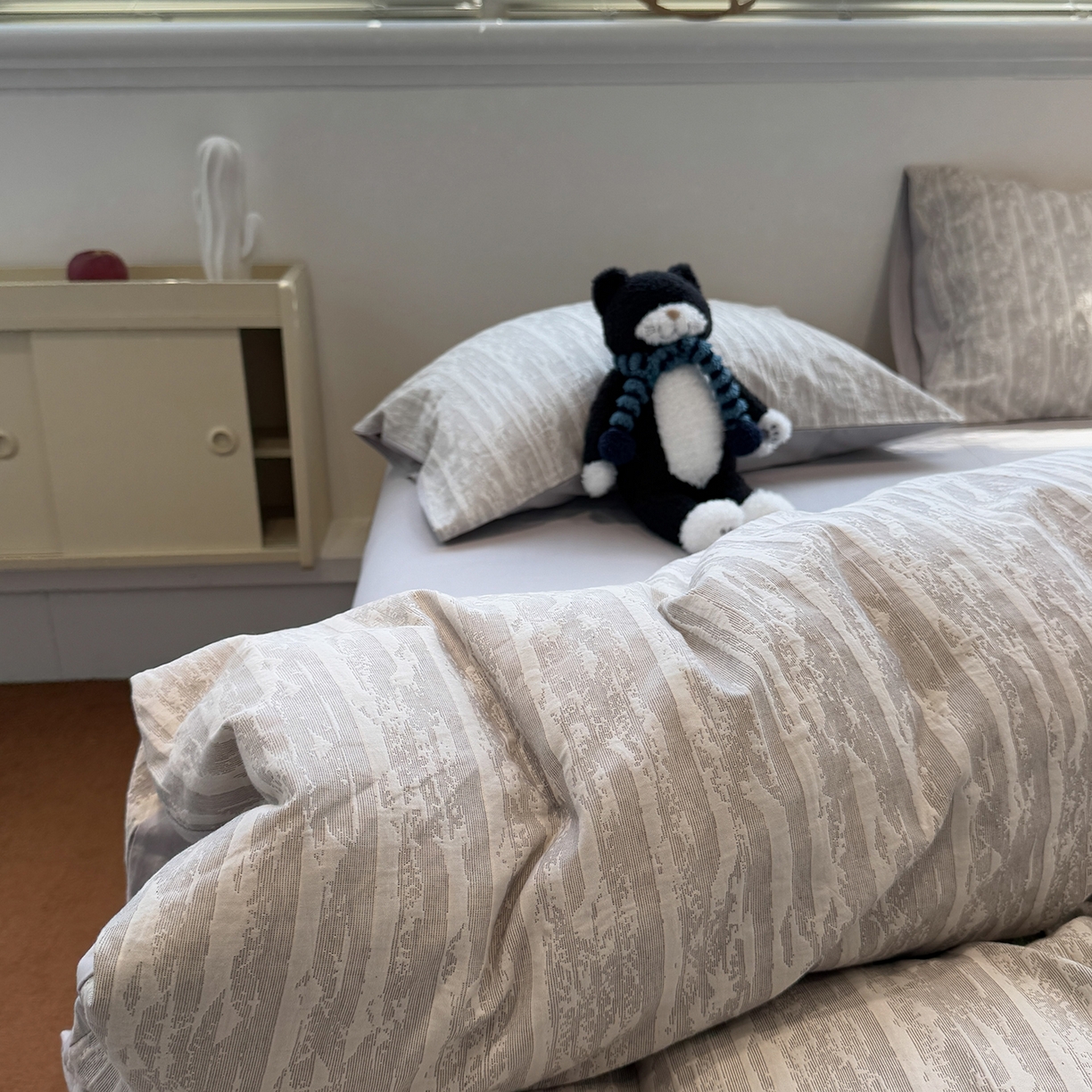 91家纺网 家纺一手货源 找家纺 慕尚家纺 2025新款全棉空气立体提花磨毛四件套 律动-浅灰