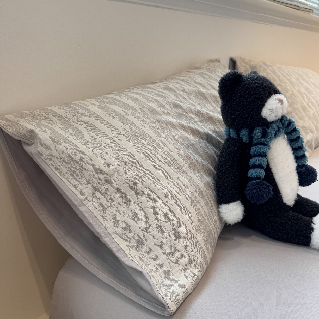 91家纺网 家纺一手货源 找家纺 慕尚家纺 2025新款全棉空气立体提花磨毛四件套 律动-浅灰