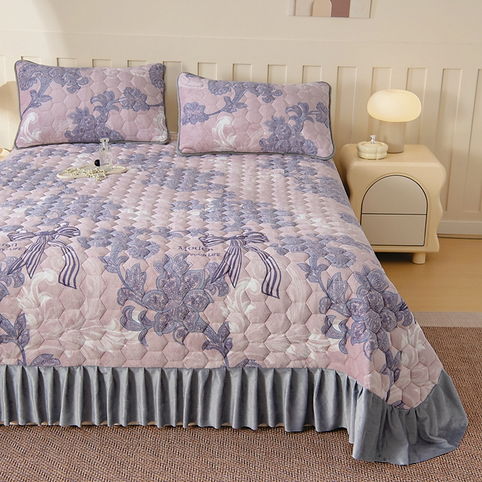 91家纺网 家纺一手货源 找家纺 情煊家纺 2025新款简约加厚A类牛奶绒夹棉印花床盖 秘境