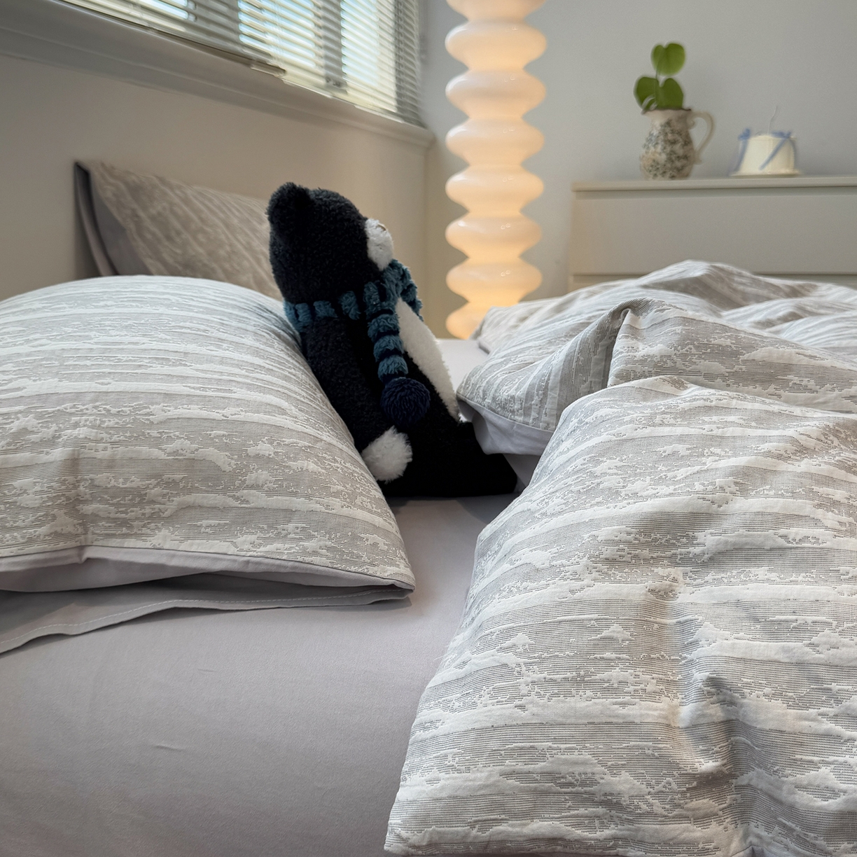 91家纺网 家纺一手货源 找家纺 慕尚家纺 2025新款全棉空气立体提花磨毛四件套 律动-浅灰