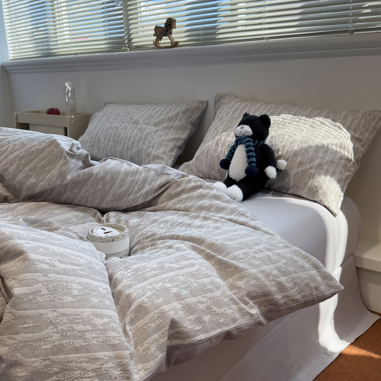 91家纺网 家纺一手货源 找家纺 慕尚家纺 2025新款全棉空气立体提花磨毛四件套 律动-浅灰