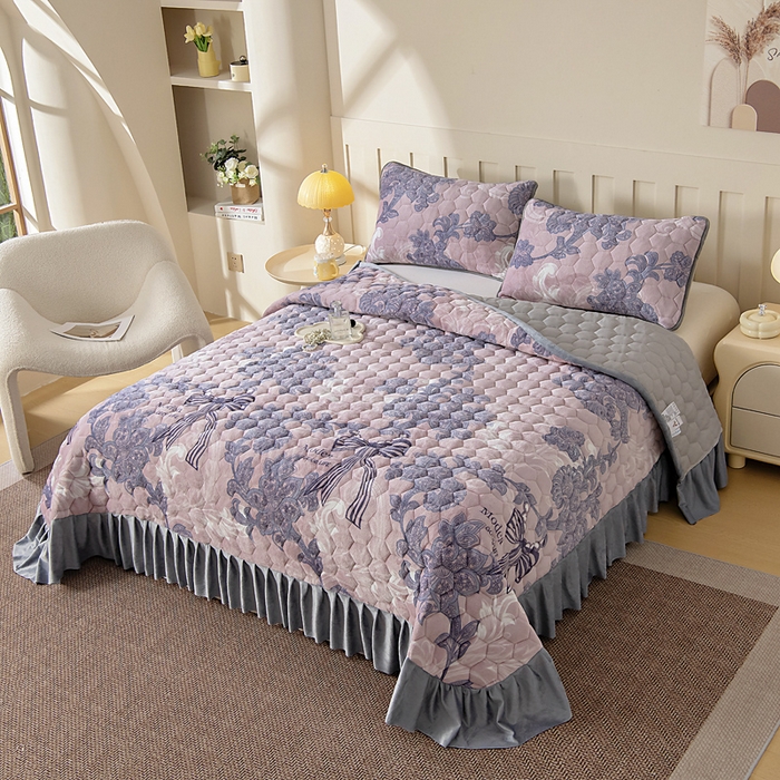 91家纺网 家纺一手货源 找家纺 情煊家纺 2025新款简约加厚A类牛奶绒夹棉印花床盖 秘境