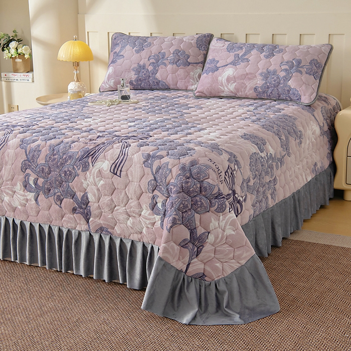 91家纺网 家纺一手货源 找家纺 情煊家纺 2025新款简约加厚A类牛奶绒夹棉印花床盖 秘境