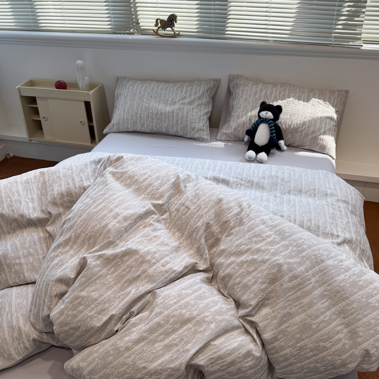 91家纺网 家纺一手货源 找家纺 慕尚家纺 2025新款全棉空气立体提花磨毛四件套 律动-浅灰