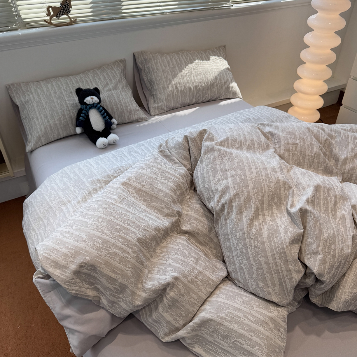 91家纺网 家纺一手货源 找家纺 慕尚家纺 2025新款全棉空气立体提花磨毛四件套 律动-浅灰