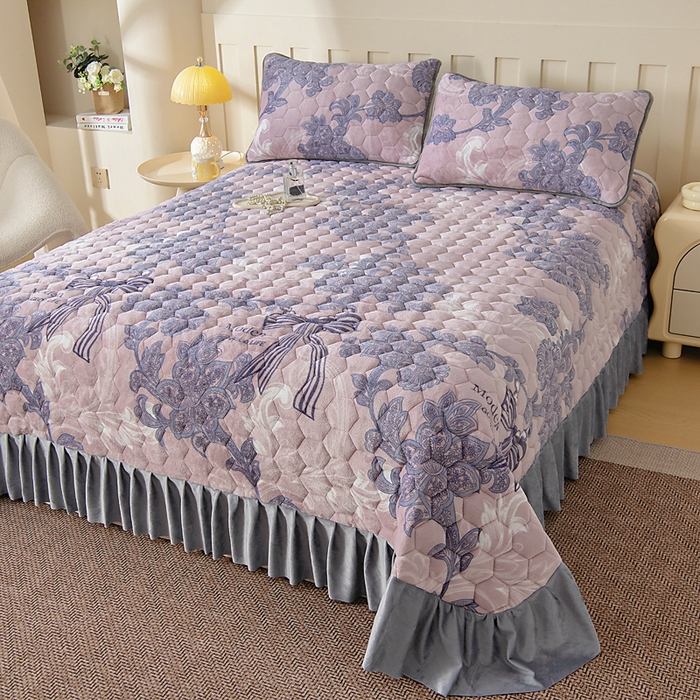 91家纺网 家纺一手货源 找家纺 情煊家纺 2025新款简约加厚A类牛奶绒夹棉印花床盖 秘境