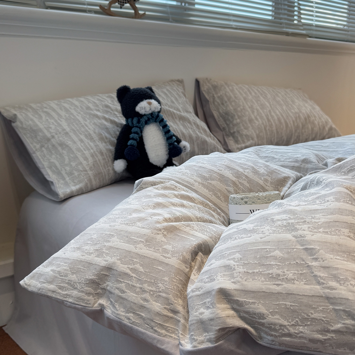 91家纺网 家纺一手货源 找家纺 慕尚家纺 2025新款全棉空气立体提花磨毛四件套 律动-浅灰